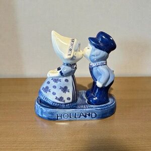 Delft Blue Holland Dutch Kissing Couple Ceramic Salt & Pepper Shakers with Base